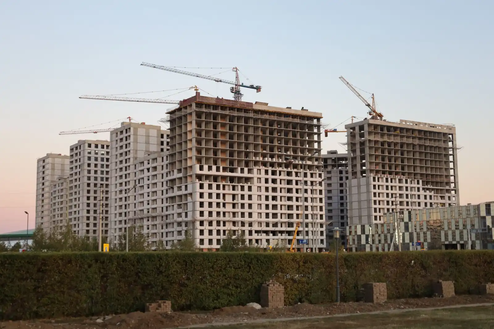 上海服装批发市场折扣货源对接流程与选品策略