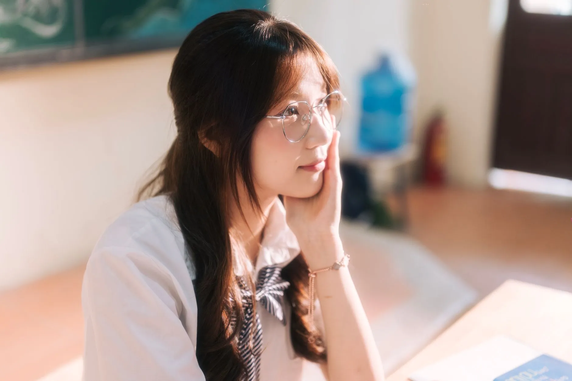服装零售商如何选择鞋帽箱包供应商：上海贸易企业的选品与库存策略