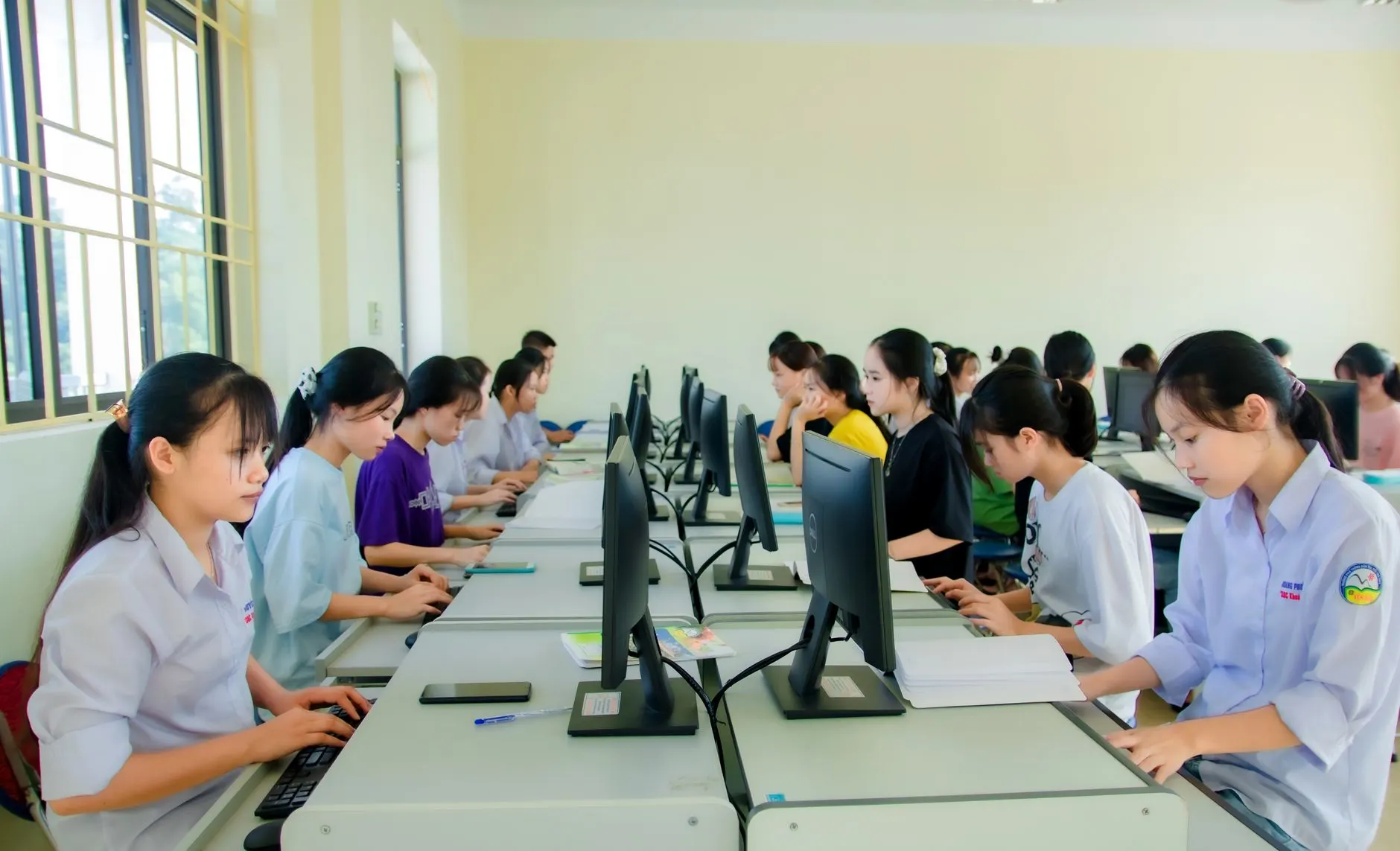 鞋帽箱包批发市场趋势分析及选品方案设计