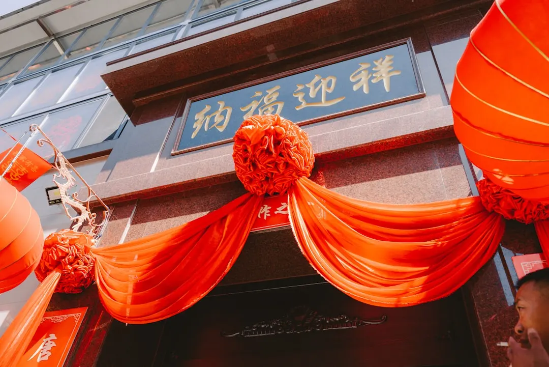 上海服装批发市场折扣货源整合与选品策略分析