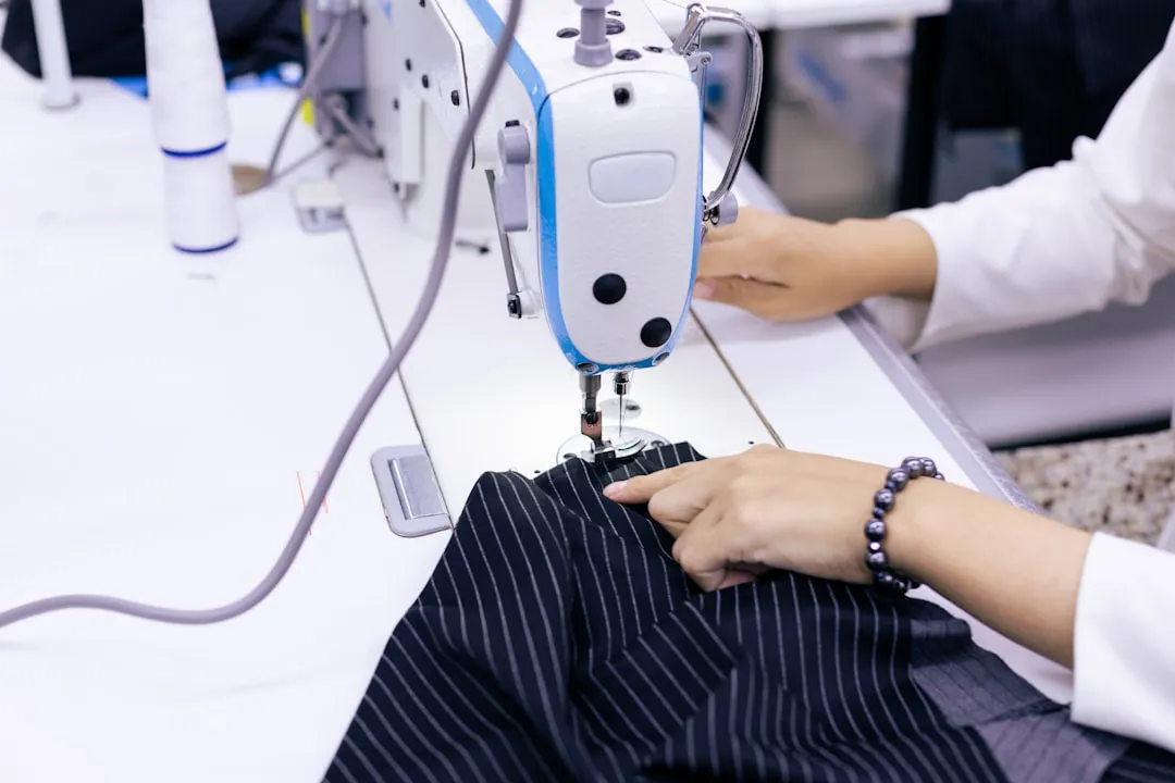 2025年潮流趋势下鞋帽箱包选品策略与库存管理方案